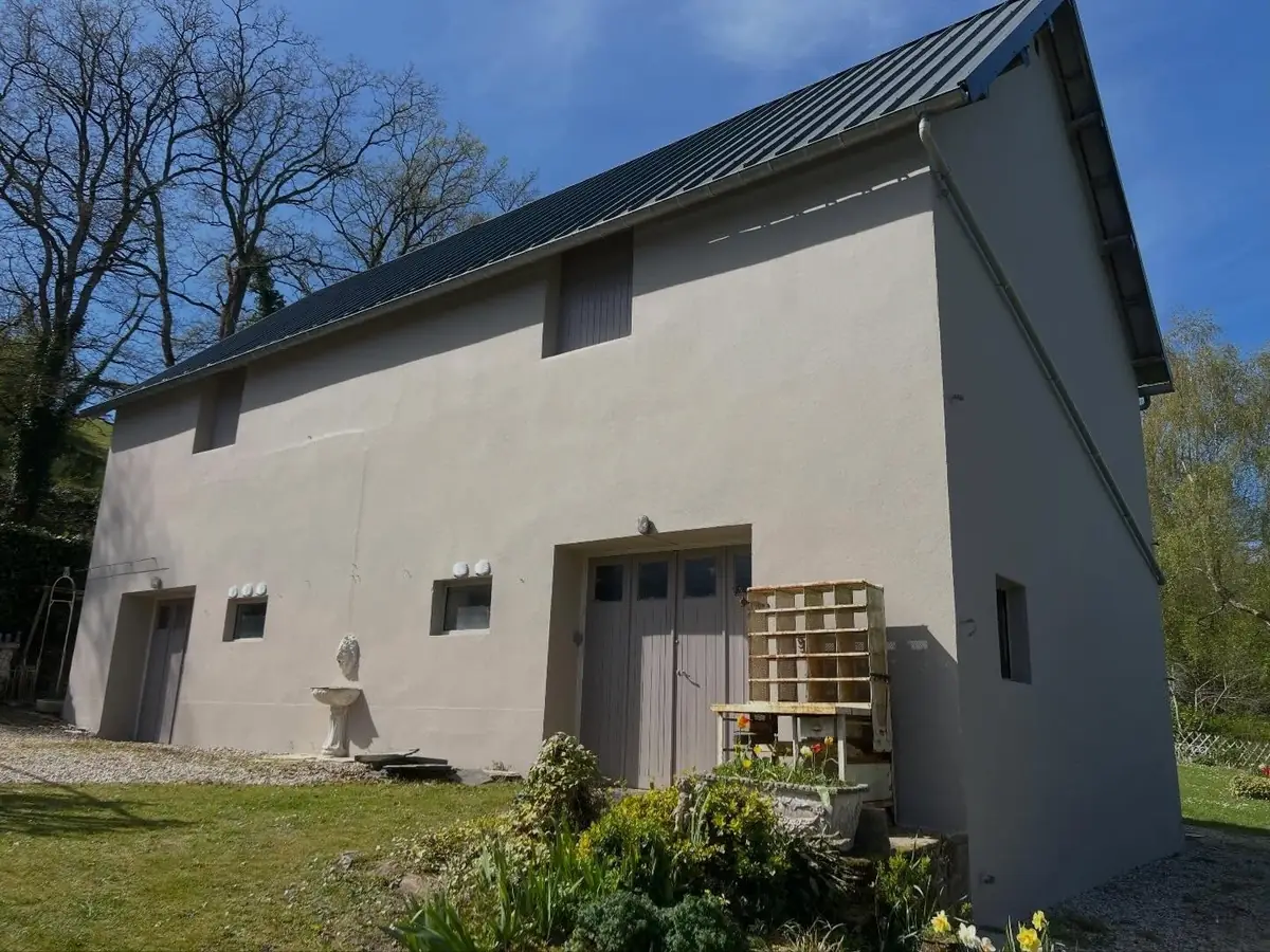 Après : la même façade, enduit neuf gris clair