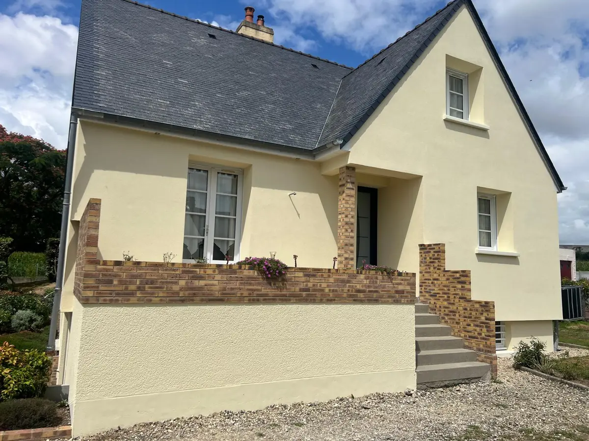 Après : la maison isolée, crépi et peinture neufs