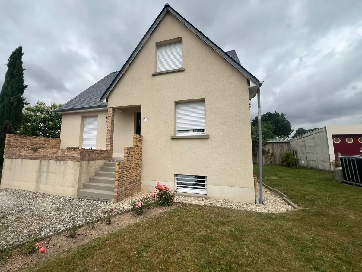 Avant : la maison, crépi ancien, non isolée